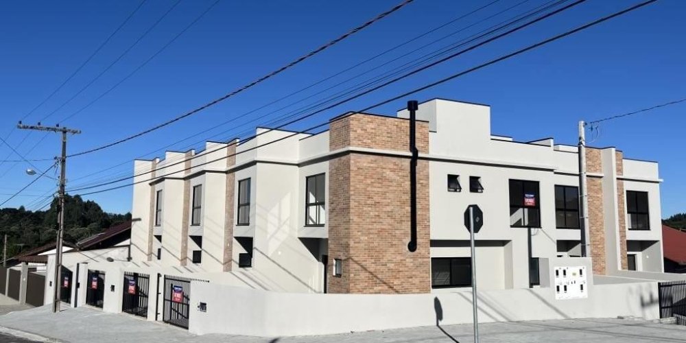 Imoveis em sao bento do sul. Sobrado geminado com 2 suítes. Possui ótima localização, esturtura moderna.